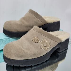 UGG Shearling Clog Womens 8 EU 39 Tan Suede Embroidered Flower Solvang 5430 Mule